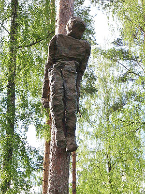 Arja Krossbeckin installaatio metsässä